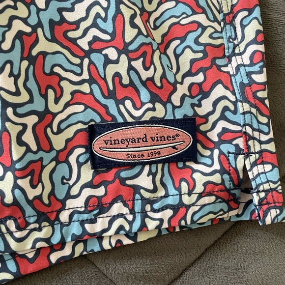 Mens Vineyeard Vines swim trunks — Small - Picture 6 of 6